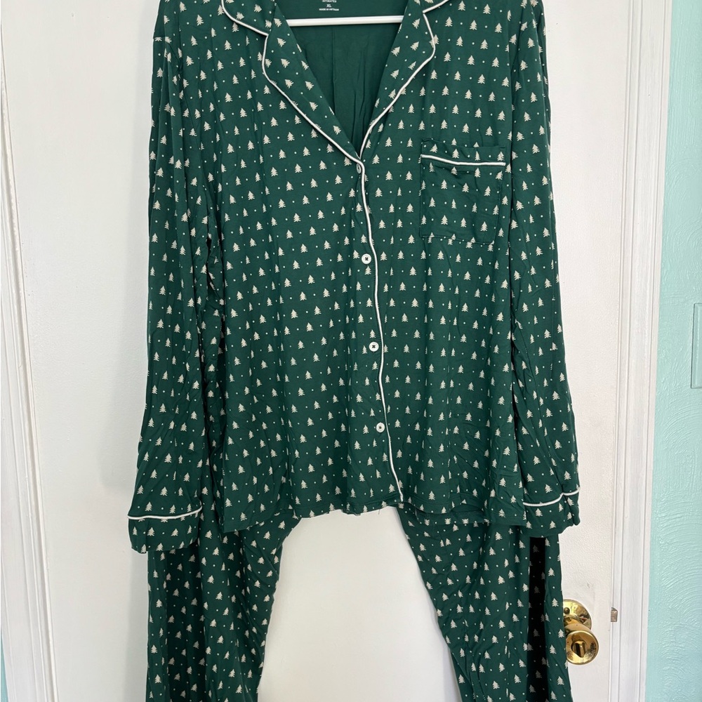 Green Pajama Set with White Accents XL. SUPER SOFT